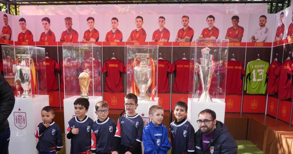 FÚTBOL Centenares de vallisoletanos visitan la Fan Zone de la