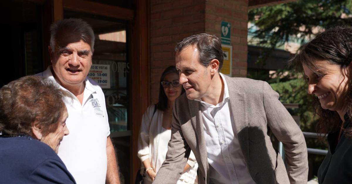 Visita de Conrado Íscar a los centros de la Diputación en el Día de las