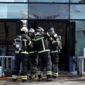 Efectivos de los Bomberos de la Diputación de Valladolid intervienen en un iIncendio en las oficinas de un concesionario en la N-601, en Zaratán (Valladolid)