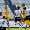 David Torres intenta rematar de cabeza en el reciente amistoso contra el Burgos.