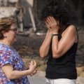 Dos vecinas comentan los daños del fuego a su vuelta a la zona del siniestro.