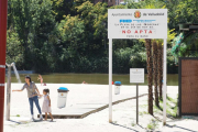 Cartel informativo en la playa de Moreras en el que pone que el agua está «no apta» para el baño.- PHOTOGENIC