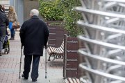 Un anciano pasea por una calle de la capital vallisoletana en una foto de archivo.-PABLO REQUEJO /PHOTOGENIC