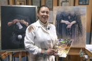 La pintora berciana Ana María Martínez posa junto a algunas de sus obras.