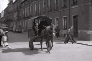 Un carro circulando por la calle Niña Guapa en 1970