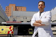 El psicólogo Álvaro Vicente, frente a la fachada del Hospital Clínico de Valladolid