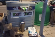 Contenedores a rebosar y basura en la calle Satélite de Valladolid.