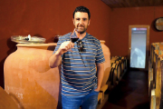 Julián BenHamou López, en el interior de su bodega en Coruña del Conde