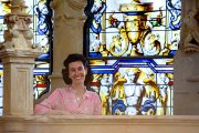 La profesora e investigadora especializada en el estudio de vidrieras, Pilar Alonso, en la catedral de Burgos