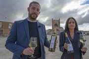 Jesús del Campo y Joana Arias, alcalde y técnico de turismo, en el epicentro de la villa histórico-artística de Madrigal de las Altas Torres.