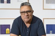 El escritor, músico y artista bañezano Antonio Odón Alonso sujeta un ejemplar de “Vendimiario”