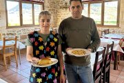Ana María y José Antonio, en el interior del comedor del asador Cueva Kaite.