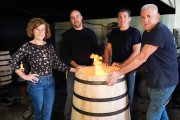 Rosa María, su hijo Marcos, David y Juan Antonio Burgos en el taller de Tonelerías Burgos, en Nava del Rey, en el que elaboran alrededor de 5.000 barricas al año.