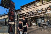 Javier López del Estal y Eva Ferreira, trabajadora del restaurante