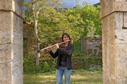 La presidenta de la Banda “Ciudad de Ponferrada”, Ana Beatriz Silva, toca su flauta travesera.