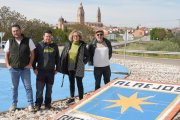 Luis Miguel Mangas, Óscar Gallego, trabajadores del Ayuntamiento, con Inma Martín, responsable de Turismo, y Carlos Mangas alcalde de Alaejos con las dos giraldas de Castilla al fondo.