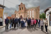 Varios vecinos posan delante de la iglesia de San Juan Bautista.