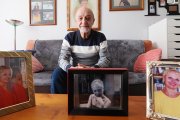 Miguel, con fotos de Yolanda, vallisoletana que recibió la eutanasia.