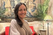 Pilar posa sentada en una de las estancias interiores del castillo.