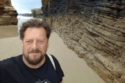 Eduardo Juárez posa en la playa de Las Catedrales.