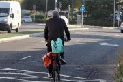 Una persona en bicicleta en el día de la entrada en vigor de la nueva Ordenanza de Movilidad