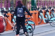 Una usuaria de BIKI aparca en un punto de anclaje.