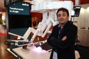 El cirujano David Pacheco con el nuevo modelo de robot quirúrgico Da Vinci