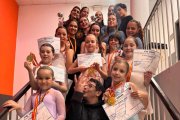 Bailarines y bailarinas de la escuela Danza Abierta posan con sus medallas junto a su mentor, Jorge Sánchez Agramonte.