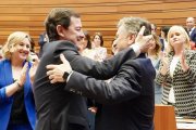 Alfonso Fernández Mañueco abraza a Francisco Vázquez tras ser elegido presidente de las Cortes.