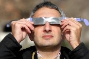 Un hombre observa el eclipse parcial de sol de marzo de 2015 en el Museo de la Ciencia de Valladolid con unas gafas de protección homologadas.