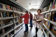 Los vecinos mayores de rueda suben al bibliobús en busca de sus libros y autores favoritos