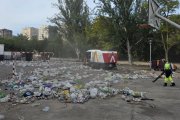 Trabajos de limpieza este domingo en las pistas deportivas de Las Moreras, donde se produjo la agresión.