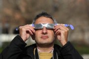 Una persona con las gafas homologadas para ver el eclipse