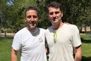 Iker Casillas con el concejal de Deportes de Medina de Rioseco