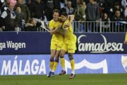 Latasa y Marcos André se abrazan tras marcar uno de los goles blanquivioleta en Málaga.