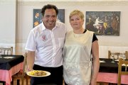 Francisco y Ana María, en el comedor del restaurante Santa Cruz, con las réplicas de los cuadros a su espalda.