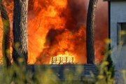 Las llamas devoran la fábrica y dejan una densa columna de humo negro que se ve desde toda la ciudad.