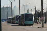 Buses de Auvasa aparcados en la calle tras la evacuación por el incendio.