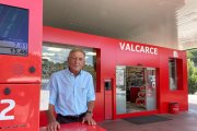 Pepe Valcarce en la primera gasolinera que puso en marcha junto a su hotel en Vega de Valcarce, junto a la Nacional VI.- P.R.L.