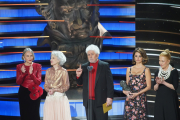 Almodóvar con el reparto de Todo sobre mi madre en el escenario de los Goya. Antonia San Juan, Marisa Paredes, Penélope Cruz y Cecilia Roth. ICAL