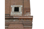 Detalle de la cornisa desprendida y de las grietas en la torre de San Pedro.-A.A.