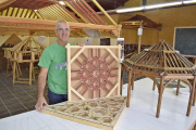 Ángel Martín, con dos taujeles -piezas decorativas de un artesonado- y una maqueta de una armadura, en el Centro de Interpretación de la Carpintería Mudéjar de Narros del Castillo (Ávila), donde imparte clases prácticas sobre esta especialidad.-ARGICOMUNICACIÓN