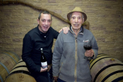 Javier de Jesús y su padre Claudino en el interior de las bodegas Marina de Aliste.-E.M.
