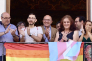 Jesús Julio Carnero, en el centro, con la bandera LGTBI en el balcón de la Diputación cuando era presidente, en una imagen de archivo.-E. M.