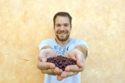 Alejandro Fuentes, cultivador de alubia roja de Ibeas y presidente del colectivo que la defiende desde hace casi dos décadas, con un puñado de legumbres recién cosechadas.-ARGICOMUNICACIÓN