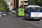 Autobuses de Auvasa en la parada de la plaza del Poniente. M.Á. SANTOS