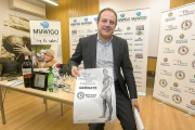 El director general del CB Valladolid, José Ramón Arroyo, muestra el cartel de la campaña-Pablo Requejo