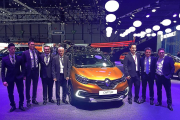 Ingenieros de la planta de Renault en Valladolid, ayer, en el Salón del automóvil de Ginebra, junto al rediseñado Captur.-E. M.