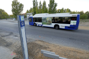 Parada de autobuses de Auvasa junto al puente de piedra en el Camino Viejo de Simancas. J. M. LOSTAU