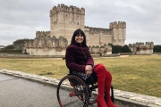 Mari Paz González en los jardines del castillo mudéjar de los Fonseca, en Coca.-ARGICOMUNICACIÓN